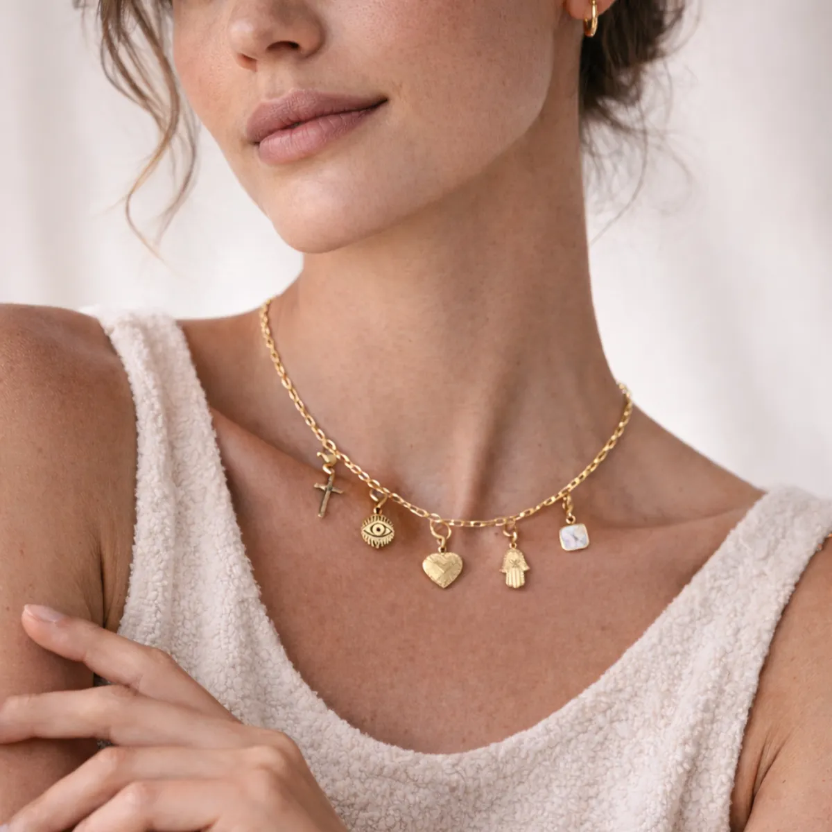 Collier Sakura doré avec charms porté sur cou féminin