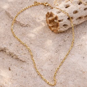Collier Sakura chaîne maille trombone dorée sable corail blanc fossilisé naturel