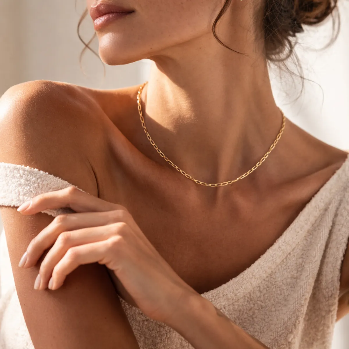 Collier Sakura doré fin porté sur cou féminin