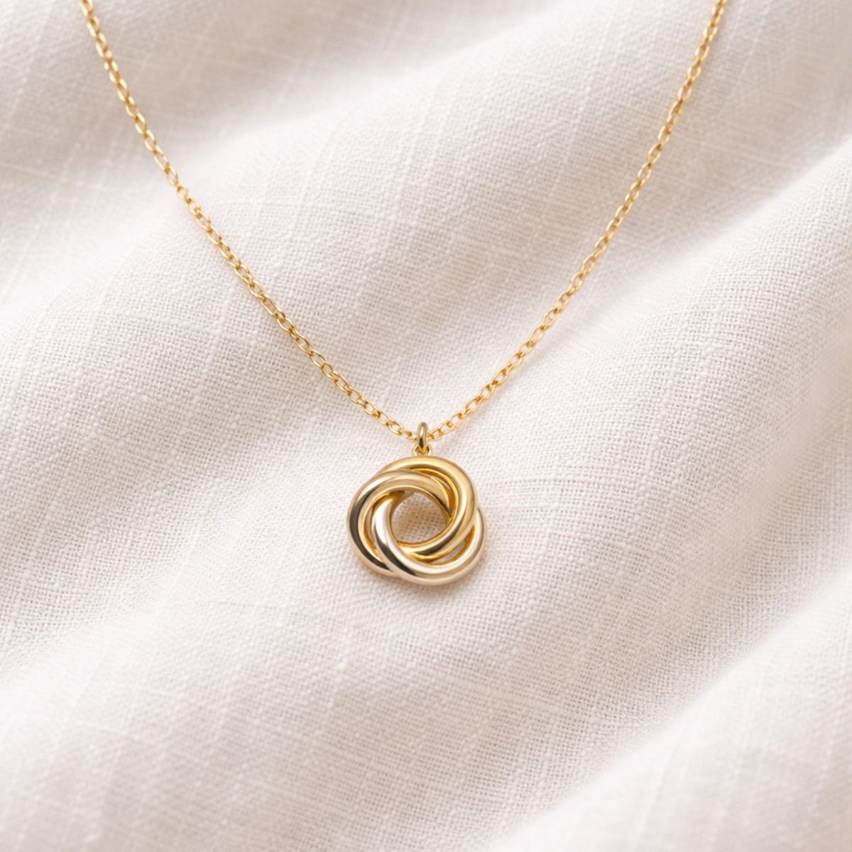 Collier Aura chaîne dorée pendentif trois anneaux entrelacés