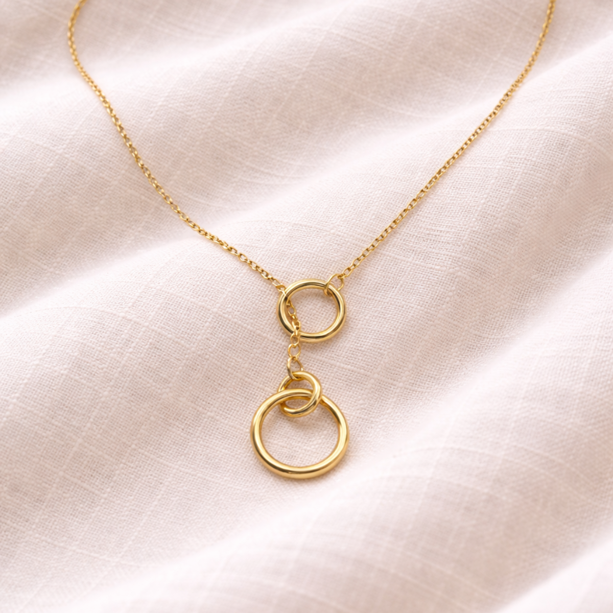 Collier Hanoi plat sur lin blanc pendentif deux cercles dorés reliés
