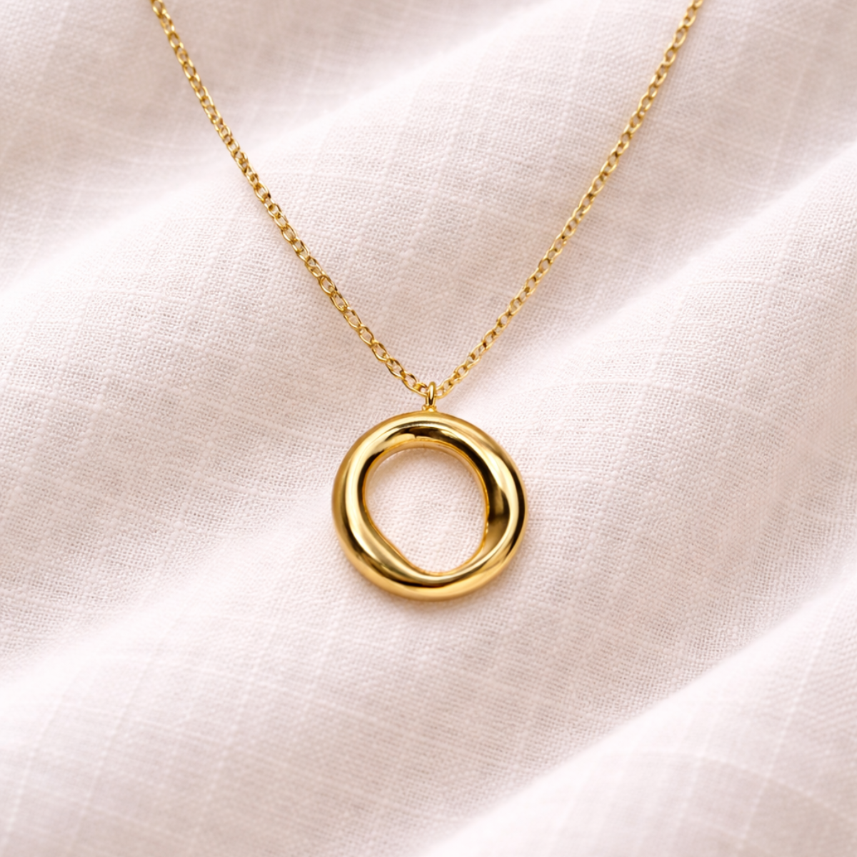 Collier Essence chaîne fine dorée pendentif cercle organique irrégulier lin