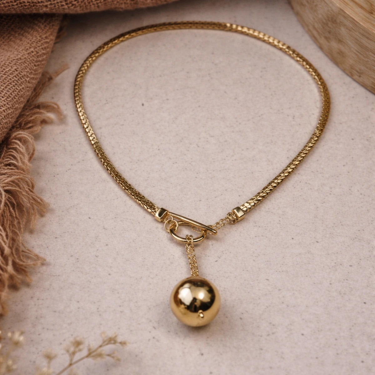 Collier Kezya Melaneen doré avec fermoir toggle et boule