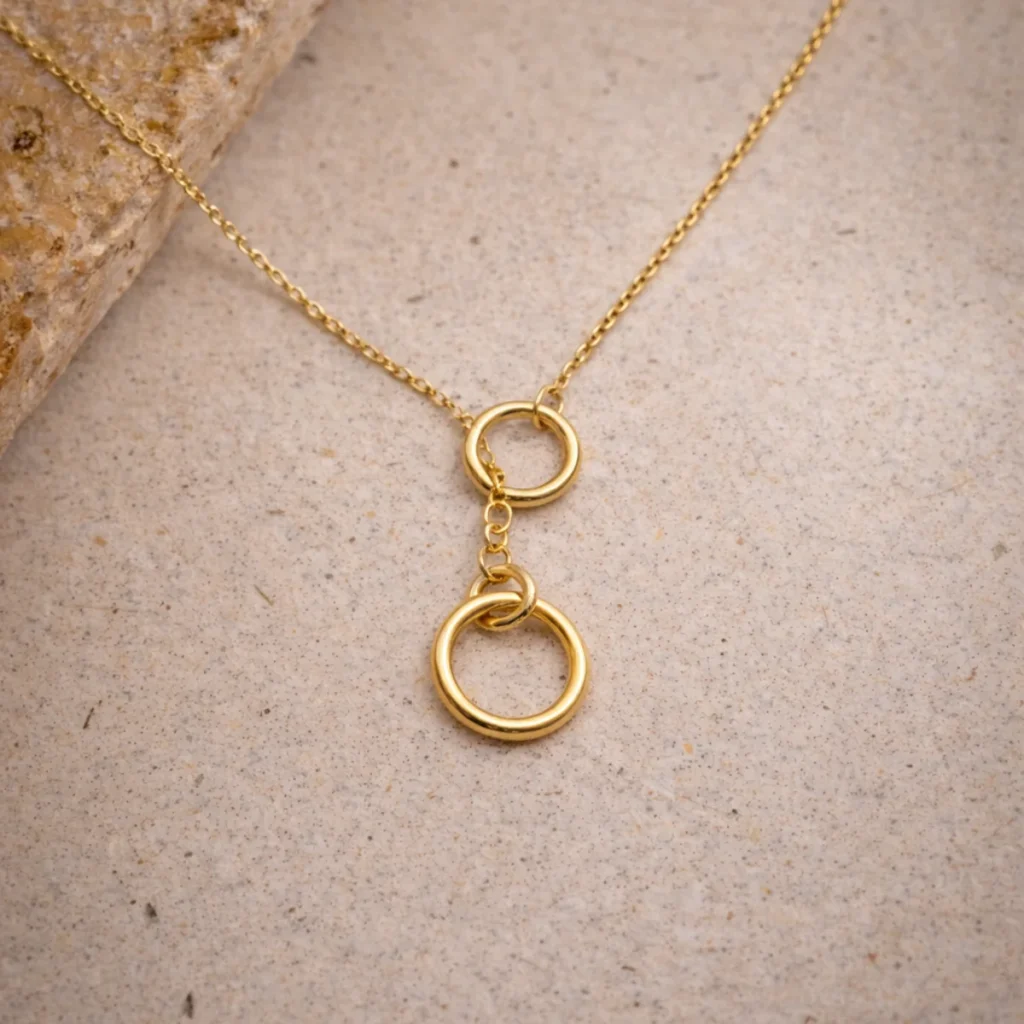 Collier Hanoi plat chaîne dorée pendentif deux cercles reliés minimaliste
