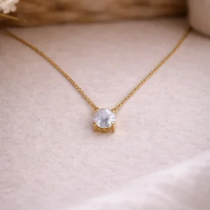 Collier Stella porté sur peau claire pendentif solitaire zirconium serti griffes dorées
