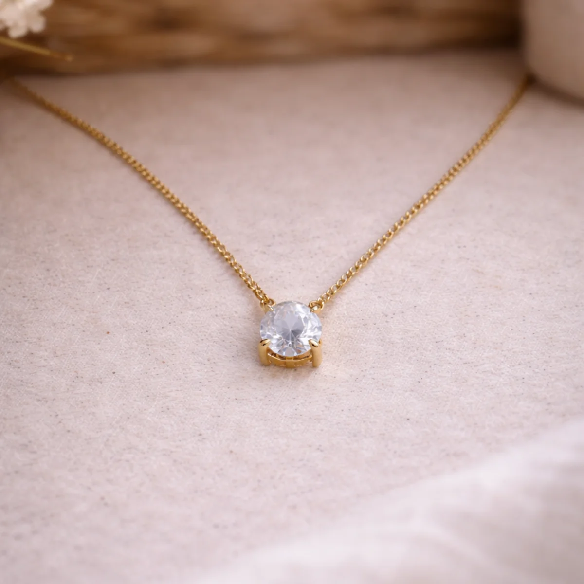 Collier Stella porté sur peau claire pendentif solitaire zirconium serti griffes dorées