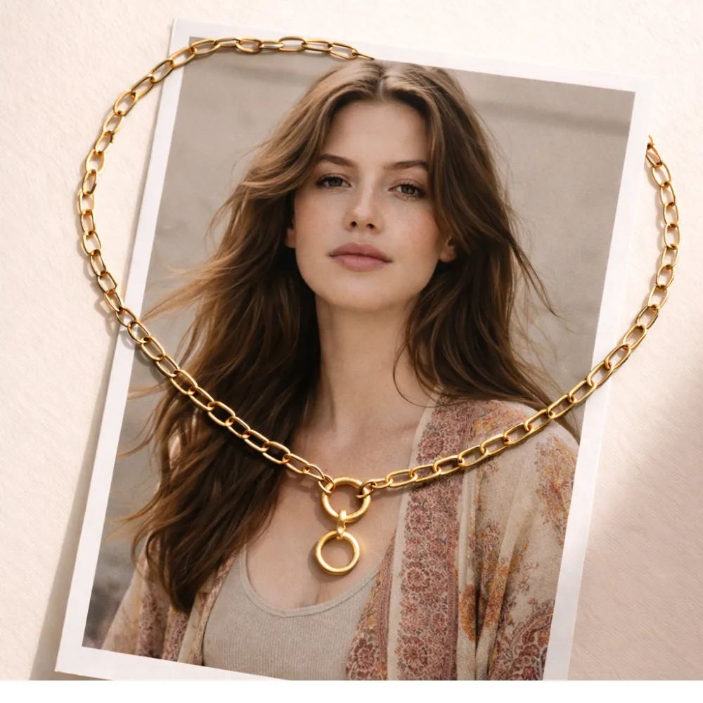 Collier statement chaîne maille marine dorée pendentif double cercle sur photo portrait