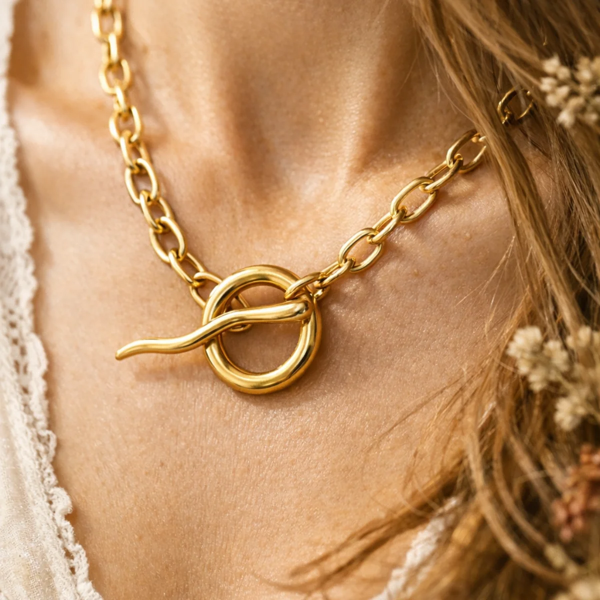 Gros plan collier Accra doré fermoir toggle sur cou