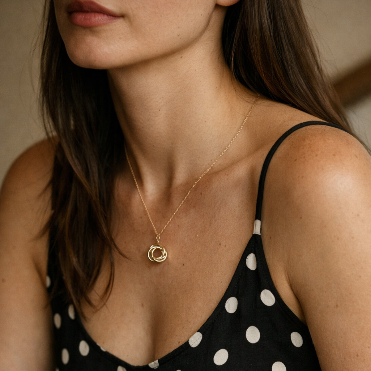 Collier Aura porté top noir à pois blancs pendentif tricolore décolleté