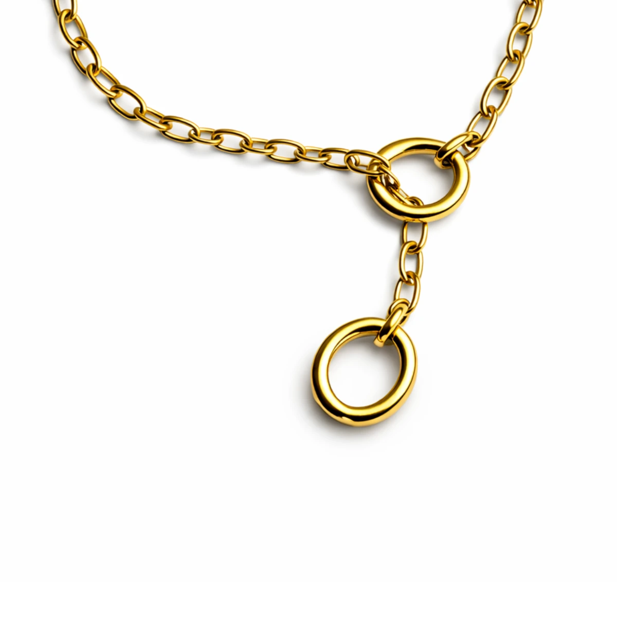Collier Dune Melaneen doré avec double anneaux sur fond blanc
