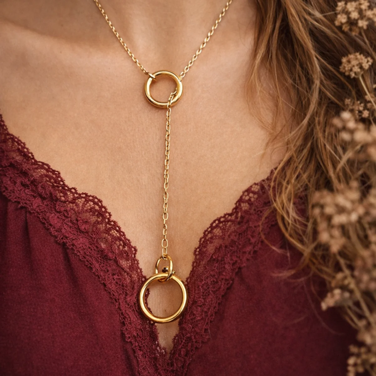 Collier Hanoi doré avec double anneaux porté sur décolleté