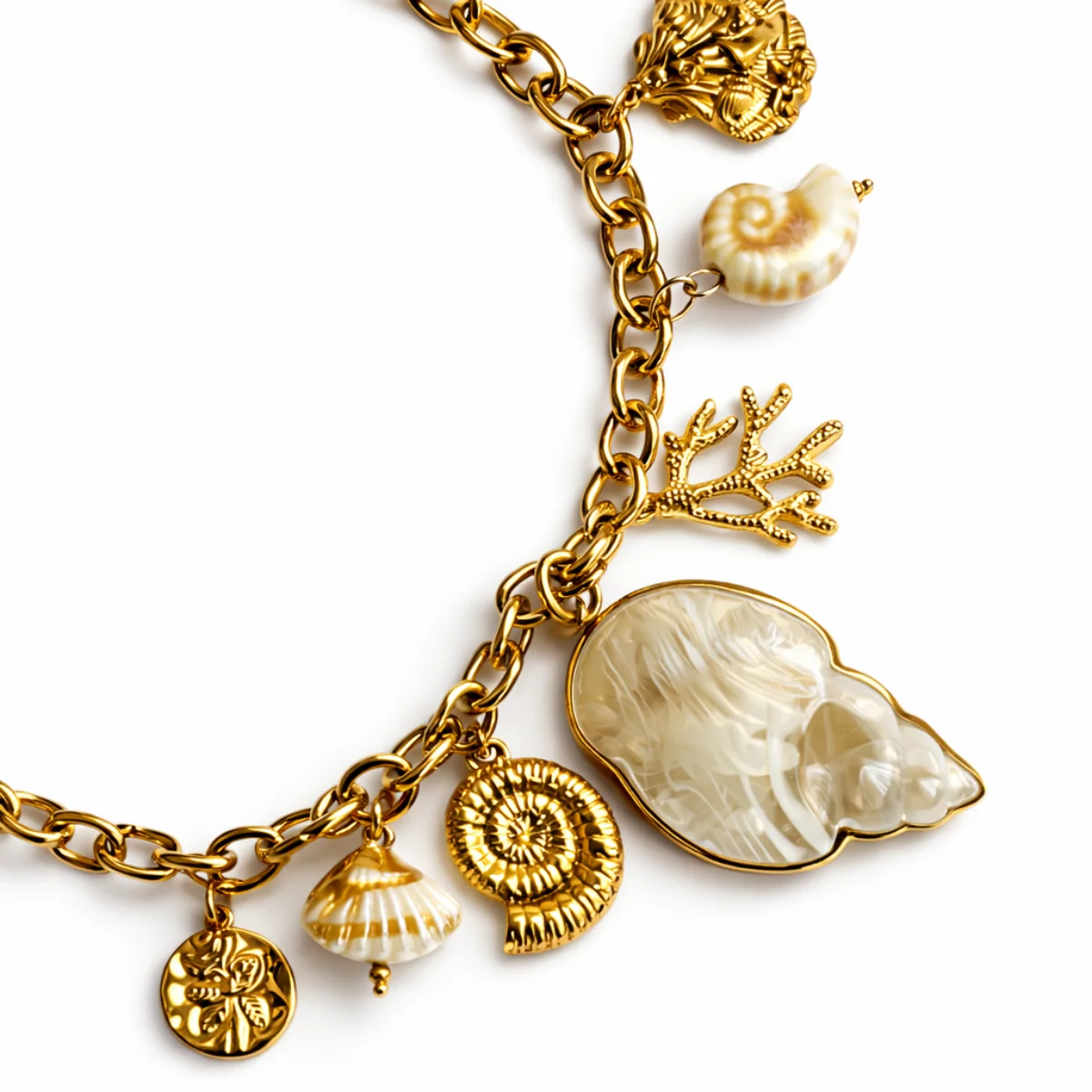 Détails collier Nerea doré charms marins et nacre