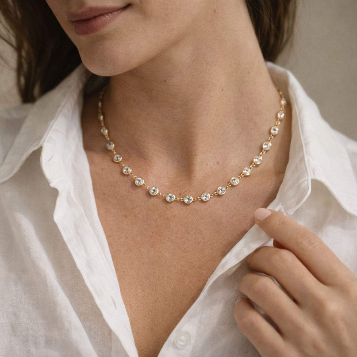 Collier Serenity porté chemise blanche chaîne dorée zirconiums sertis
