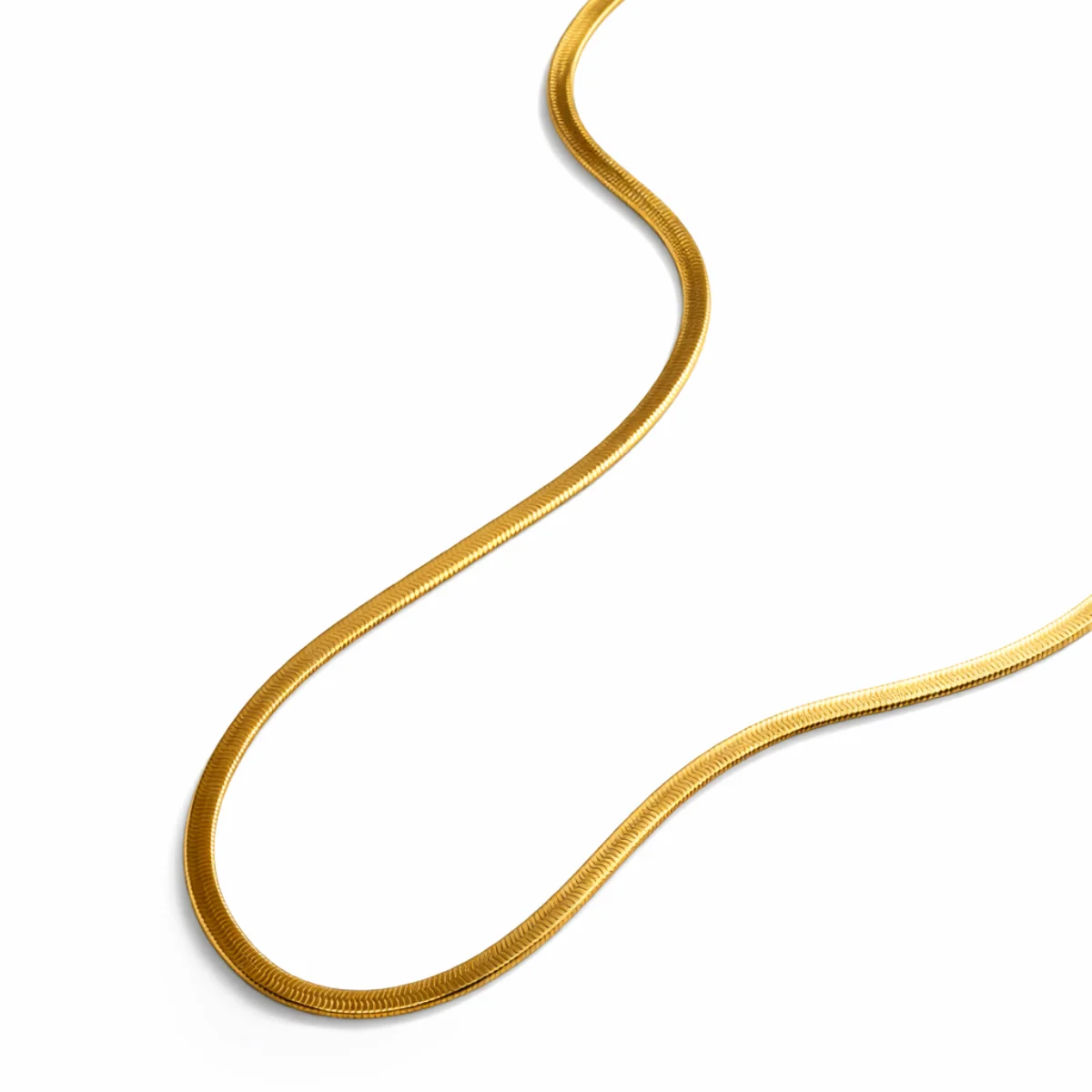 Collier Sawa chaîne serpent dorée sur fond blanc