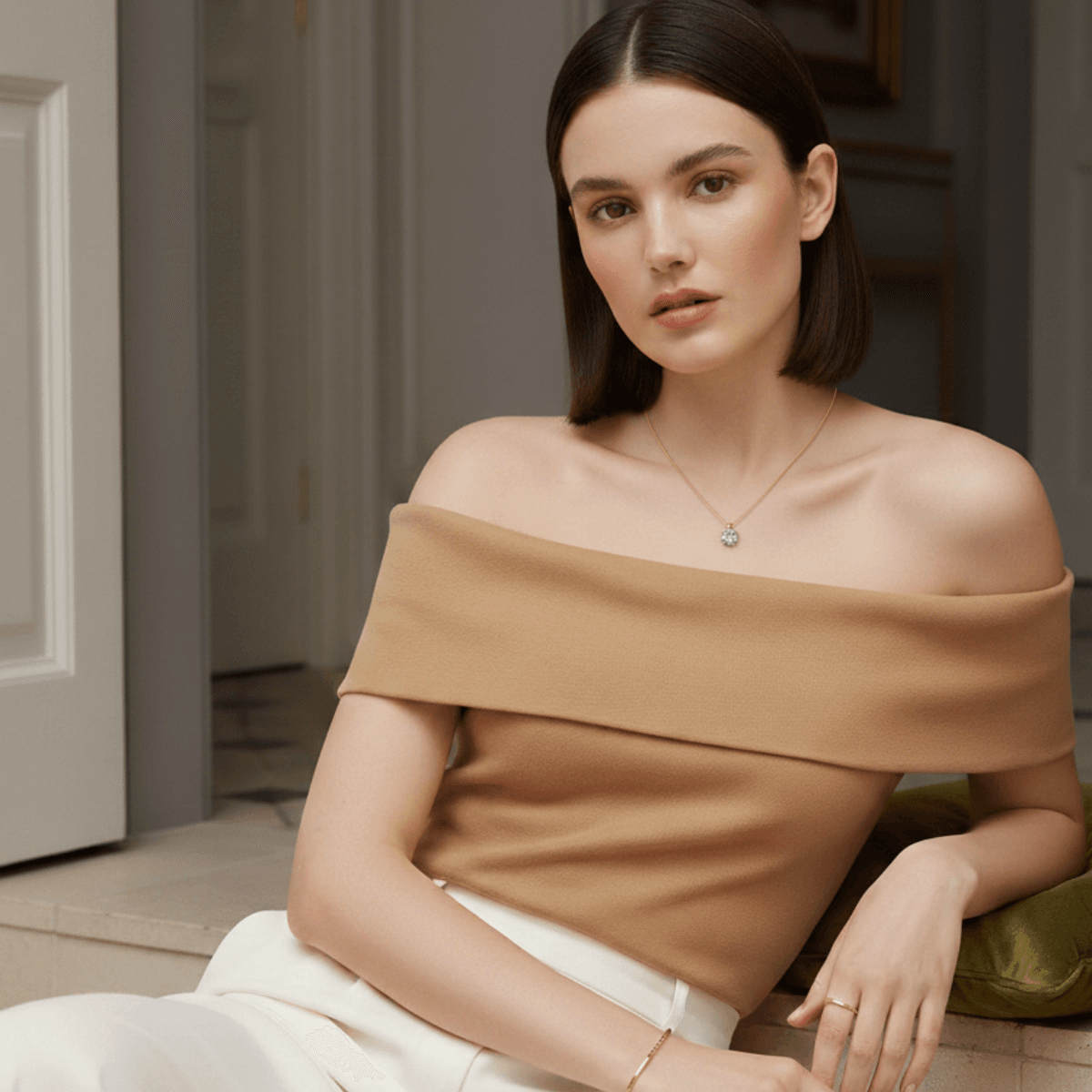 Collier Stella solitaire zirconium porté avec top bardot camel tenue élégante