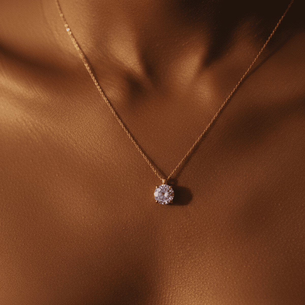 Collier Stella chaîne fine dorée pendentif solitaire zirconium brillant porté