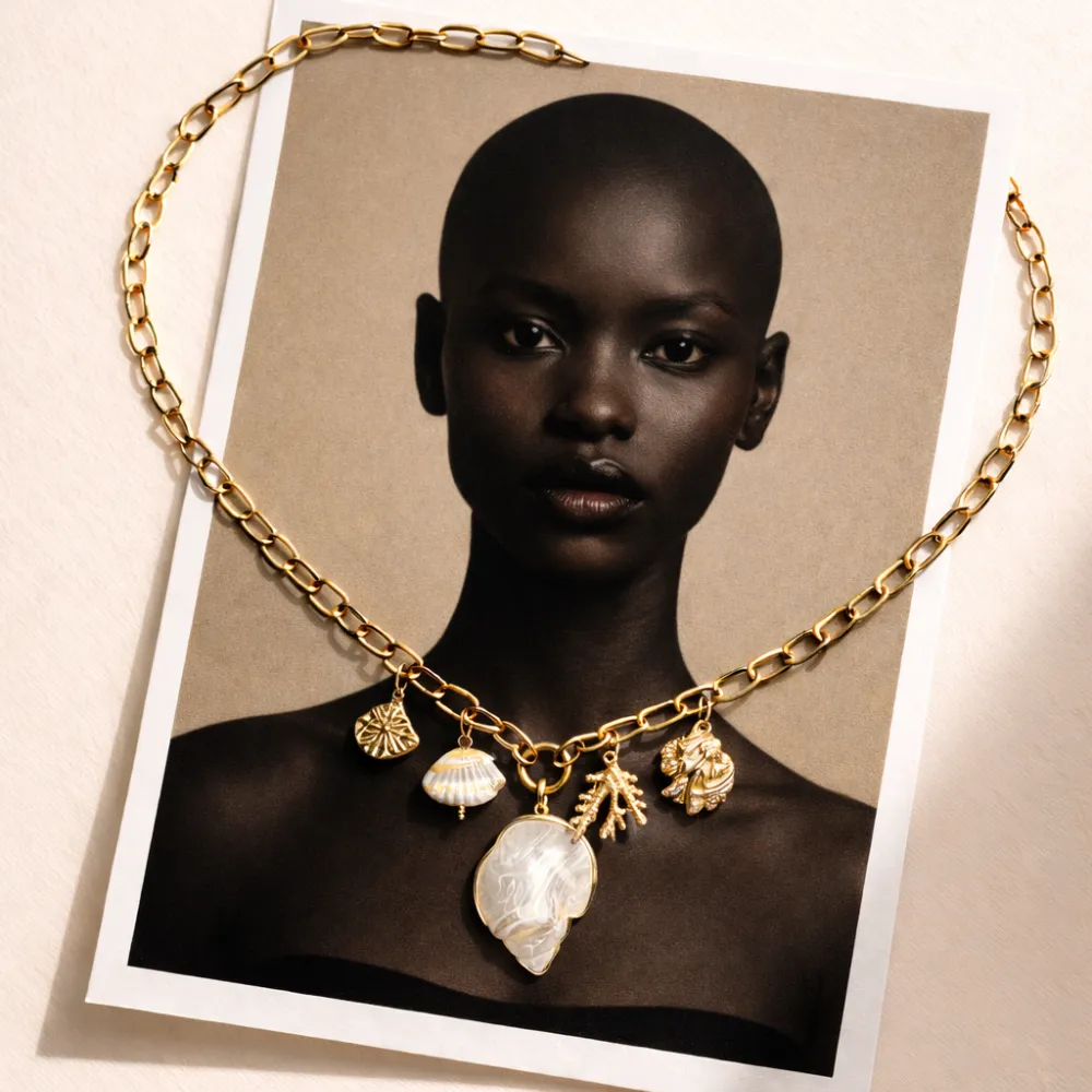 Collier extravagant chaîne dorée épaisse breloques coquillages perle nacre corail doré