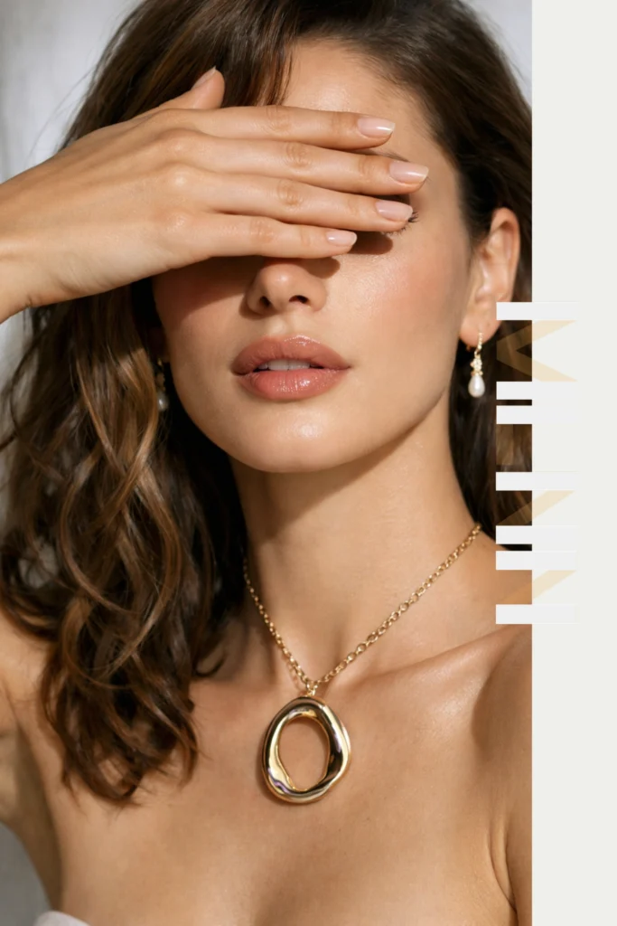 Modèle face collier Essence pendentif cercle organique doré main devant yeux