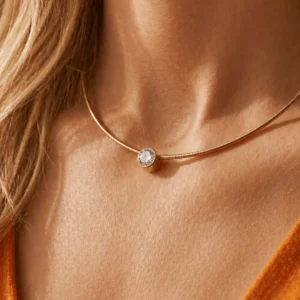 Collier Nuru porté peau dorée chaîne serpent dorée solitaire zirconium top orange