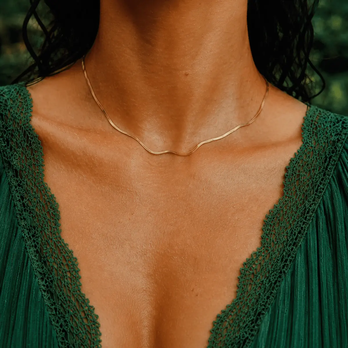 Collier Sawa bohème serpent doré ondulé porté top vert émeraude lèvres rouges nature